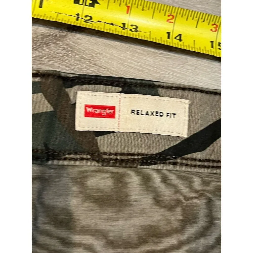 Wrangler‎ Shorts Men's 46 Green Camo Cargo Relaxed Fit Outdoor Hiking